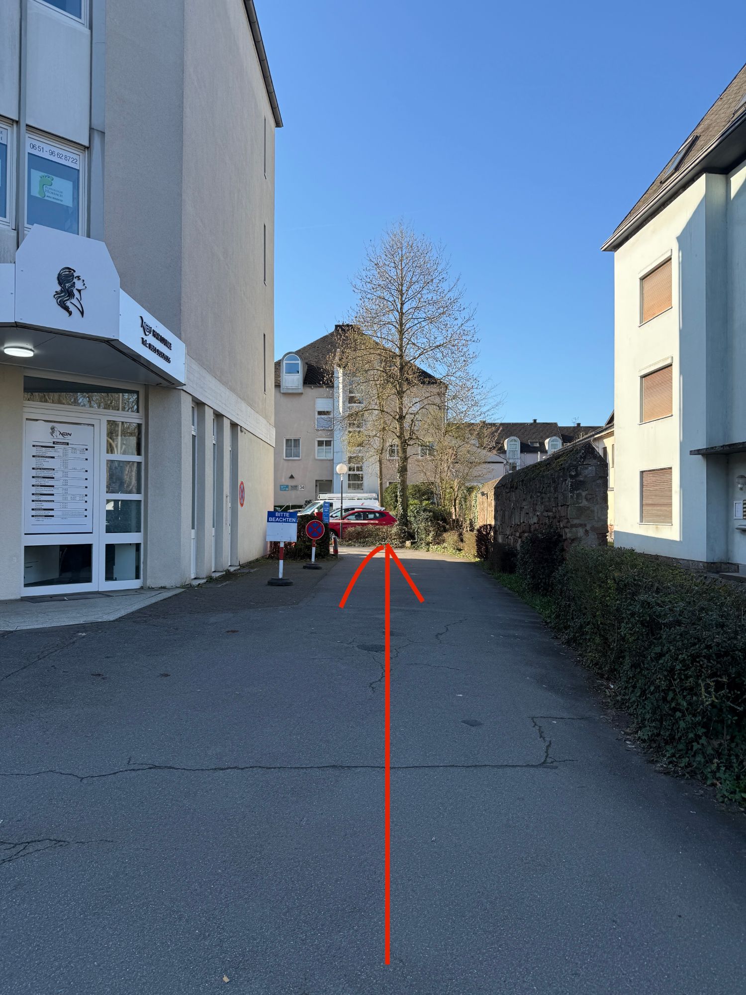 Einfahrt zum Parkplatz Haarfrei Trier
